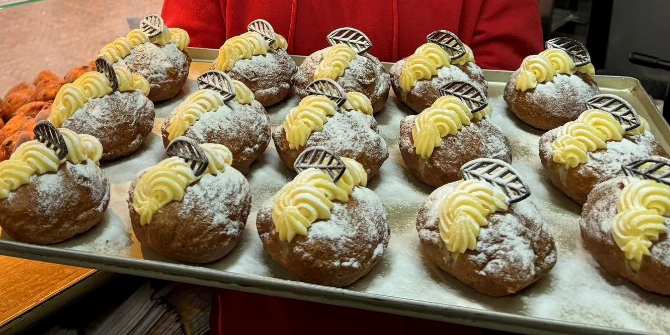 Blad met tompoucebollen van Oliebollenbakkerij Burggraaf